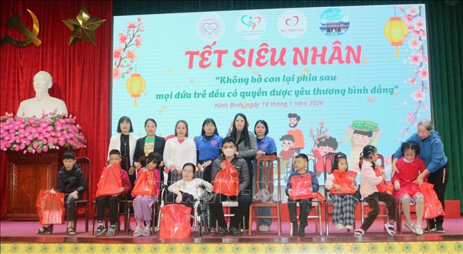 Các tổ chức, đơn vị, nhà tài trợ trao tặng quà Tết cho trẻ em bại não tỉnh Ninh Bình. Ảnh: Nguyễn Chinh - TTXVN 