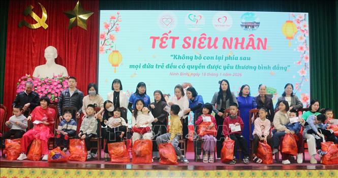 Chương trình là sự động viên, chia sẻ khó khăn với những gia đình có trẻ bại não. Ảnh: Nguyễn Chinh - TTXVN