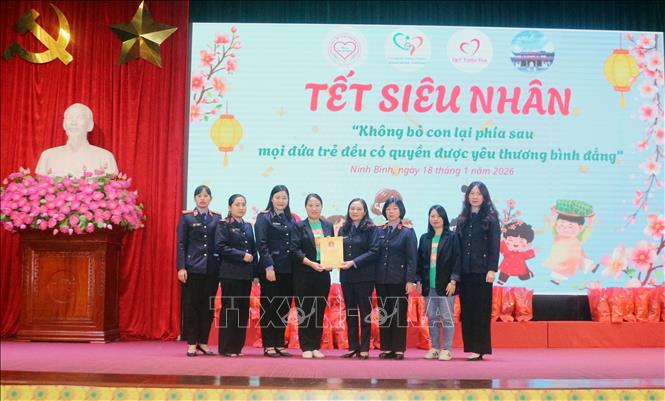 Các đơn vị, nhà tài trợ trao quà tặng Chi hội Gia đình trẻ bại não Hà Nam. Ảnh: Nguyễn Chinh - TTXVN