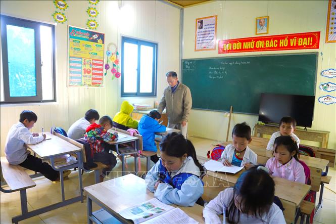 Điểm trường Phổ thông dân tộc bán trú Tiểu học tại bản Huồi Măn có 14 học sinh, trong đó có 10 học sinh lớp 3 và 4 học lớp ghép, do thầy giáo Và Bá Chái đảm nhiệm phụ trách đứng lớp. Ảnh: Xuân Tiến - TTXVN 