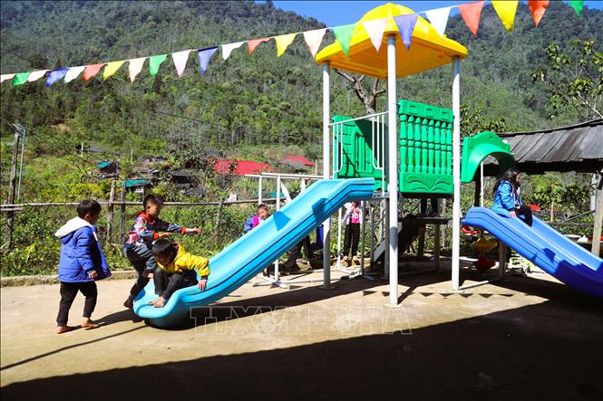 Học sinh điểm trường Phổ thông dân tộc bán trú Tiểu học bản Huồi Măn (xã Nhôn Mai, tỉnh Nghệ An) vui đùa, chơi cầu trượt trong giờ ra chơi. Ảnh: Xuân Tiến - TTXVN 