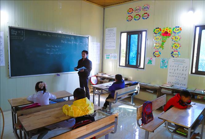 Thầy giáo Và Bá Lý đảm nhận phụ trách lớp ghép có 4 học sinh thuộc lớp 1 và lớp 2 tại điểm trường Phổ thông dân tộc bán trú Tiểu học trong bản Huồi Măn. Ảnh: Xuân Tiến - TTXVN 