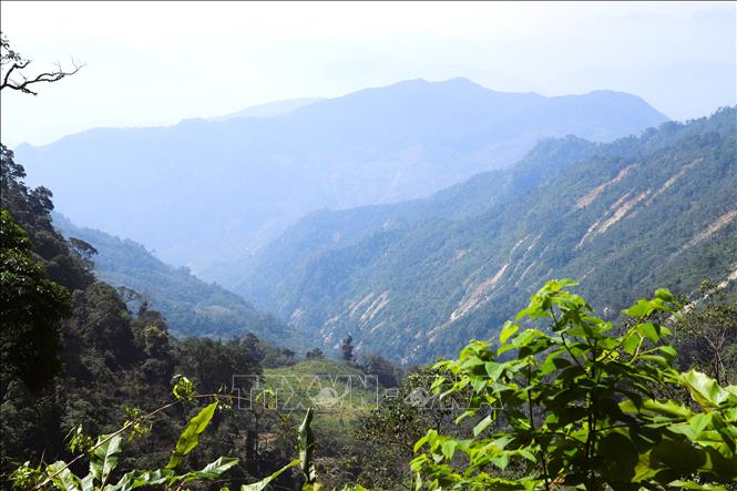 Từ cửa ngõ “đỉnh trời” bản Huồi Măn (xã Nhôn Mai, tỉnh Nghệ An) có thể nhìn thấy sự trùng điệp của những vách núi, dãy núi và đỉnh trời Mường Lống. Ảnh: Xuân Tiến - TTXVN 