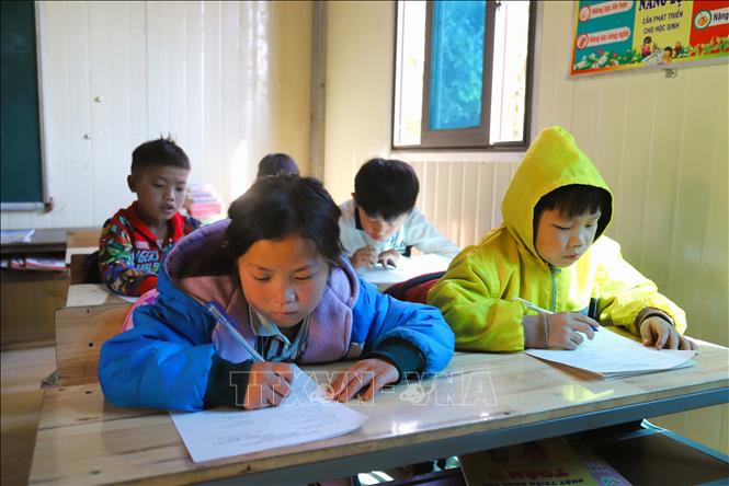 Nhiều năm qua, nhờ có Điểm trường Mầm non, điểm trường Phổ thông dân tộc bán trú Tiểu học trong bản nên con em đồng bào Mông ở bản Huồi Măn đều được ra lớp, đến trường đúng độ tuổi. Ảnh: Xuân Tiến - TTXVN 