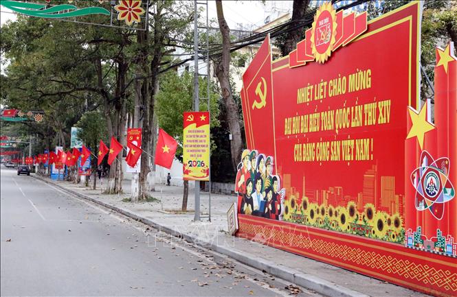  Các tuyến phố trung tâm tỉnh Lạng Sơn rực rỡ cờ hoa chào mừng Đại hội XIV của Đảng. Ảnh: Văn Đạt - TTXVN