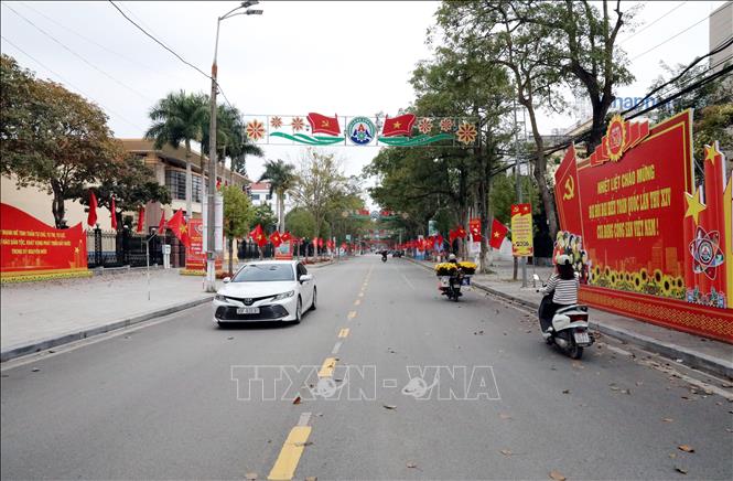 Các tuyến phố trung tâm tỉnh Lạng Sơn rực rỡ cờ hoa chào mừng Đại hội XIV của Đảng. Ảnh: Văn Đạt - TTXVN
