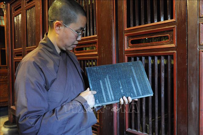 Chùa Vĩnh Nghiêm lưu giữ nhiều hiện vật cổ như hệ thống tượng Phật, hoành phi câu đối, tranh, bia đá… Trong đó, nổi bật là 3.050 bản ván gỗ khắc chữ Hán và Nôm gồm các bộ kinh sách đạo Phật, sự nghiệp của các vị cao tăng và nhiều sách hướng dẫn chữa bệnh bằng các bài thuốc dân gian… Trong ảnh: Mộc bản kinh Phật chùa Vĩnh Nghiêm. Ảnh: Việt Hùng – TTXVN
