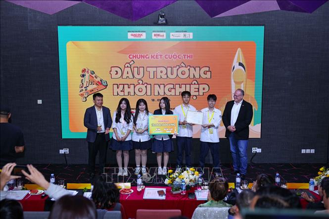 Đội SoulFit đến từ trường THPT Chuyên Chu Văn An (Hà Nội) đã xuất sắc giành giải Nhất cuộc thi. Ảnh: Thanh Tùng - TTXVN