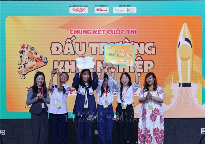 Ban Tổ chức trao giải Ba cho đội thi có dự án đạt giải. Ảnh: Thanh Tùng - TTXVN