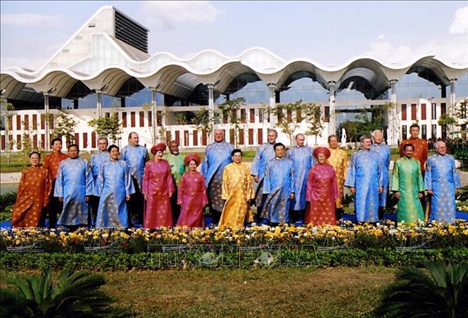 Năm APEC 2006 là một trong những sự kiện quốc tế lớn nhất từ trước đến lúc này tổ chức tại Việt Nam mà trọng tâm là Hội nghị Cấp cao APEC diễn ra tại Hà Nội từ ngày 12 - 19/11/2006, là đóng góp lớn nhất của Việt Nam vào tiến trình phát triển của APEC, thể hiện sinh động hình ảnh và vị thế quốc tế ngày càng cao của Việt Nam trong khu vực và trên thế giới. Ảnh: TTXVN