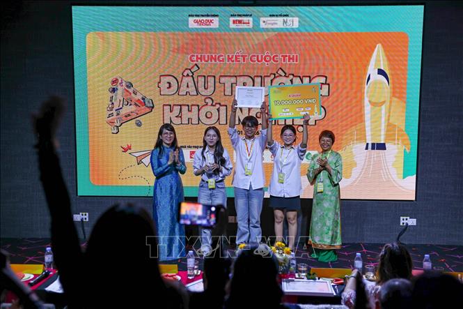 Ban Tổ chức trao giải Nhì cho đội thi có dự án đạt giải. Ảnh: Thanh Tùng - TTXVN