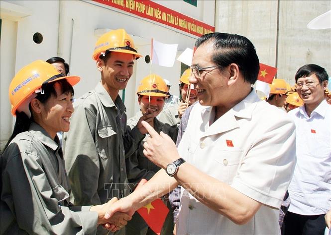  Tổng Bí thư Nông Đức Mạnh gặp gỡ cán bộ, công nhân nhà máy Xi măng Quang Sơn (Thái Nguyên), ngày 24/6/2009. Ảnh: Đinh Xuân Tuân - TTXVN