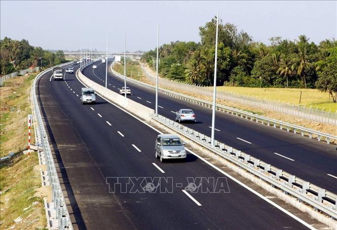 Cầu Bãi Cháy bắc qua sông Cửa Lục (TP Hạ Long, tỉnh Quảng Ninh) hoàn thành và thông xe vào ngày 2/12/2006. Ảnh: Nguyễn Đán - TTXVN