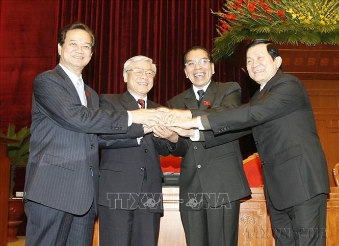 Các đồng chí Nông Đức Mạnh, Tổng Bí thư Ban Chấp hành Trung ương Đảng khóa X, Trương Tấn Sang, Ủy viên Bộ Chính trị, Thường trực Ban Bí thư khóa X và Nguyễn Tấn Dũng, Ủy viên Bộ Chính trị khóa X chúc mừng đồng chí Nguyễn Phú Trọng được bầu làm Tổng bí thư Ban Chấp hành Trung ương Đảng khóa XI tại Hội nghị lần thứ nhất Ban Chấp hành Trung ương Đảng khóa XI (Hà Nội, 19/1/2011). Ảnh: TTXVN