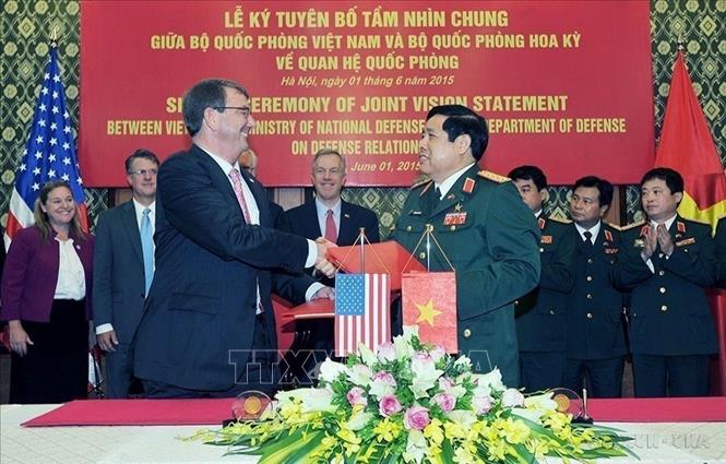 Bộ trưởng Quốc phòng Phùng Quang Thanh và Bộ trưởng Quốc phòng Hoa Kỳ Ashton Carter ký Tuyên bố Tầm nhìn chung giữa Bộ Quốc phòng hai nước về quan hệ quốc phòng, ngày 1/6/2015, tại Hà Nội. Ảnh: Trọng Đức - TTXVN