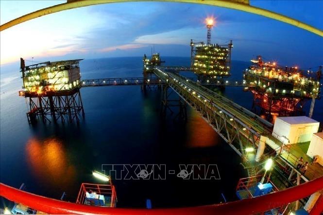 Kinh tế tăng trưởng khá, nền kinh tế thị trường định hướng xã hội chủ nghĩa từng bước hình thành, phát triển. Trong ảnh: Dầu khí là ngành kinh tế mũi nhọn, đóng góp nhiều vào công cuộc công nghiệp hóa, hiện đại hóa của đất nước. Ảnh: Huy Hùng - TTXVN