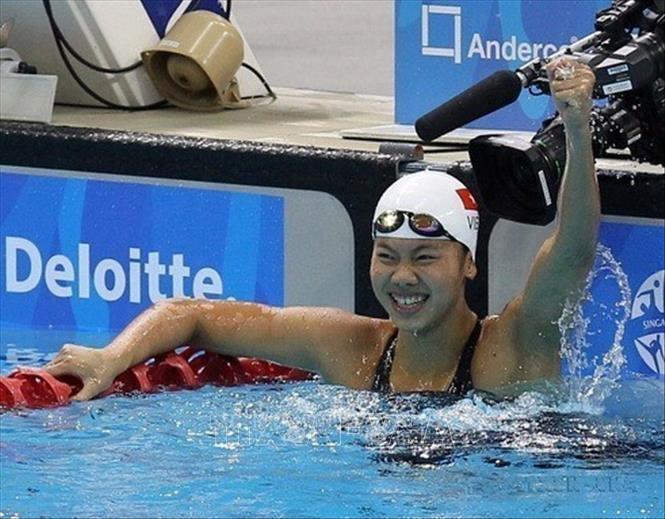 Giai đoạn 10 năm (2016 - 2025), nền kinh tế đất nước đã có sự chuyển biến tích cực, toàn diện trên nhiều lĩnh vực. Trong ảnh: Niềm vui của kình ngư Nguyễn Thị Ánh Viên sau khi về đích trên đường đua chung kết tại SEA Games 28.(Singapore 2015). Ảnh: Quốc Khánh - TTXVN