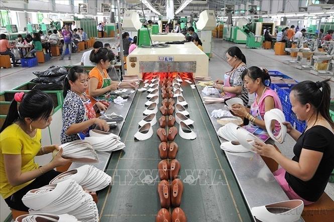 Sản xuất giày da xuất khẩu tại Công ty TNHH Giày da Mỹ Phong (100% vốn Đài Loan, Trung Quốc), năm 2015. Ảnh: An Hiếu - TTXVN