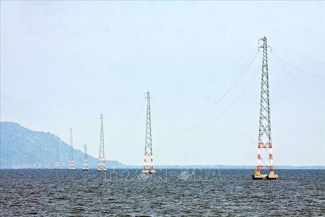 Đường dây điện trên cao vượt biển, đưa điện lưới Quốc gia ra đảo Hòn Tre, huyện Kiên Hải, tỉnh Kiên Giang (12/2015). Ảnh: Duy Khương - TTXVN