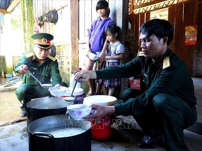 Đảng ủy Ban Chỉ huy Quân sự huyện Sơn Tây, tỉnh Quảng Ngãi lập “Nồi cháo tình thương”, để đem lại bữa ăn đầy đủ chất dinh dưỡng cho học sinh mẫu giáo ở các điểm trường còn nhiều khó khăn (2015). Ảnh: Vĩnh Trọng - TTXVN