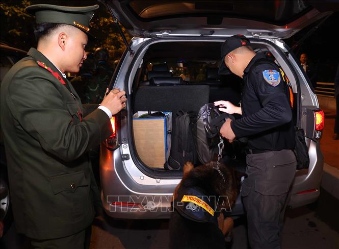 Lực lượng an ninh kiểm tra toàn bộ các phương tiện vào Trung tâm Hội nghị Quốc gia. Ảnh: TTXVN