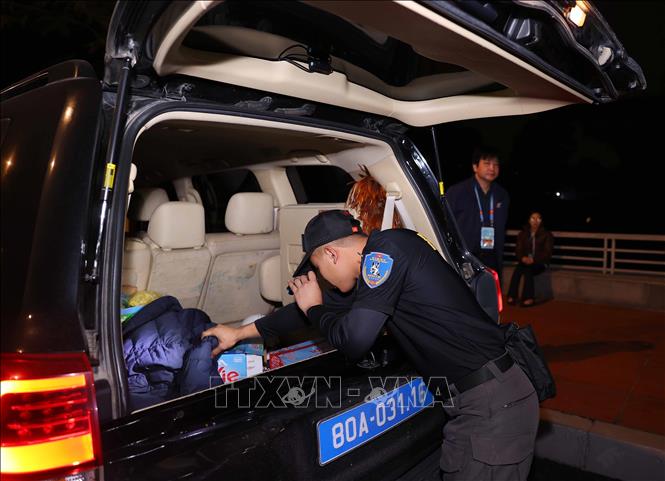 Lực lượng an ninh kiểm tra toàn bộ các phương tiện vào Trung tâm Hội nghị Quốc gia. Ảnh: TTXVN