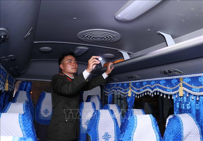 Lực lượng an ninh kiểm tra toàn bộ các phương tiện vào Trung tâm Hội nghị Quốc gia. Ảnh: TTXVN