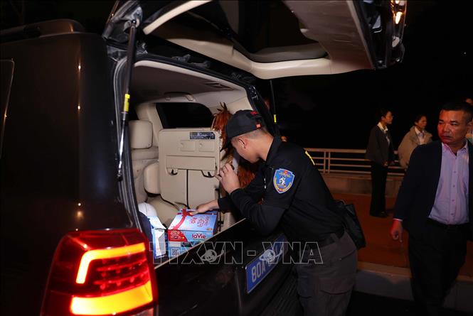 Lực lượng an ninh kiểm tra toàn bộ các phương tiện vào Trung tâm Hội nghị Quốc gia. Ảnh: TTXVN