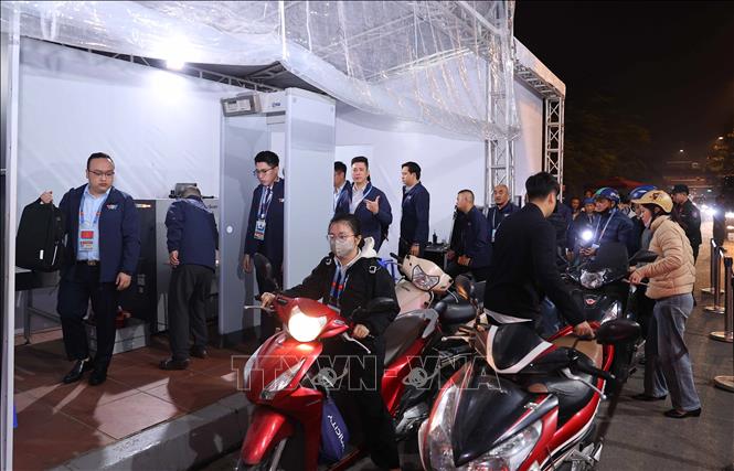 Lực lượng an ninh kiểm tra toàn bộ các phương tiện vào Trung tâm Hội nghị Quốc gia. Ảnh: TTXVN