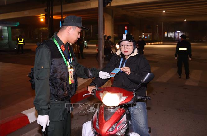 Lực lượng an ninh kiểm tra toàn bộ các phương tiện vào Trung tâm Hội nghị Quốc gia. Ảnh: TTXVN