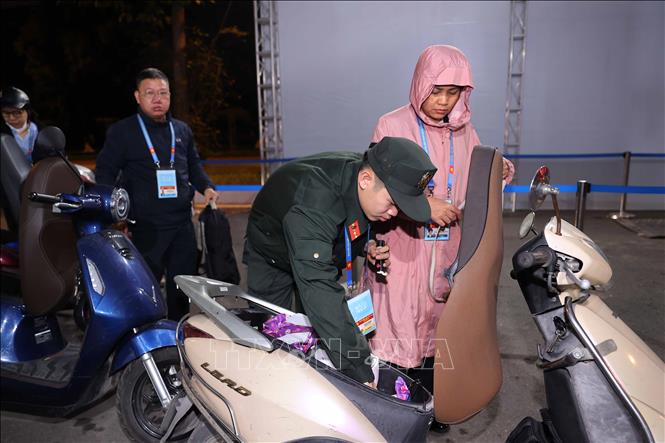 Lực lượng an ninh kiểm tra toàn bộ các phương tiện vào Trung tâm Hội nghị Quốc gia. Ảnh: TTXVN