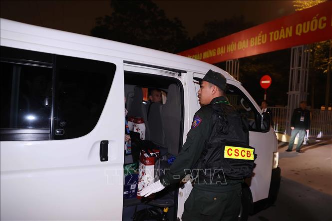 Lực lượng an ninh kiểm tra toàn bộ các phương tiện vào Trung tâm Hội nghị Quốc gia. Ảnh: TTXVN