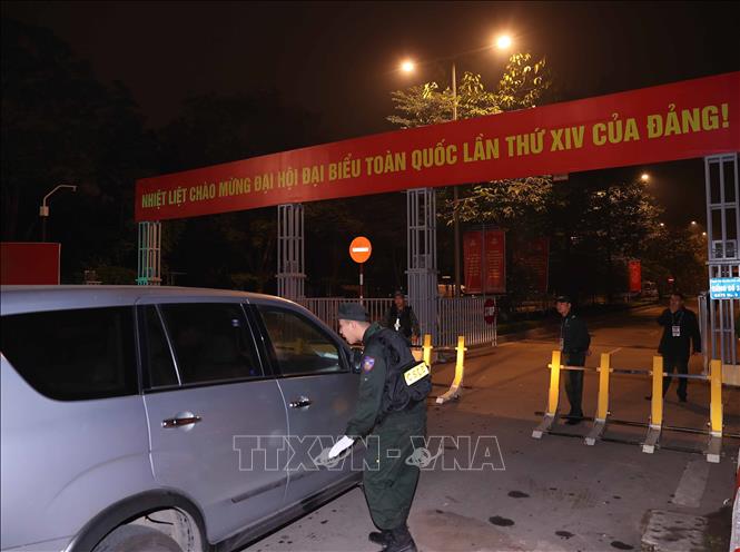 Kiểm tra an ninh xe vào Trung tâm Hội nghị Quốc gia. Ảnh: TTXVN