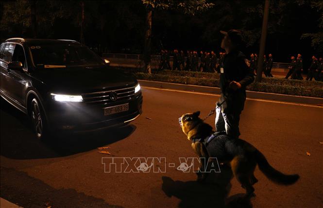 Lực lượng an ninh kiểm tra toàn bộ các phương tiện vào Trung tâm Hội nghị Quốc gia. Ảnh: TTXVN