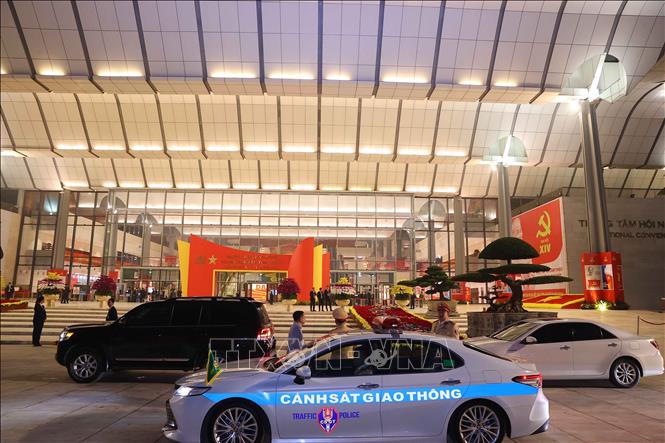 Lực lượng Cảnh sát giao thông làm nhiệm vụ tại khu vực trước sảnh chính Trung tâm Hội nghị Quốc gia. Ảnh: TTXVN