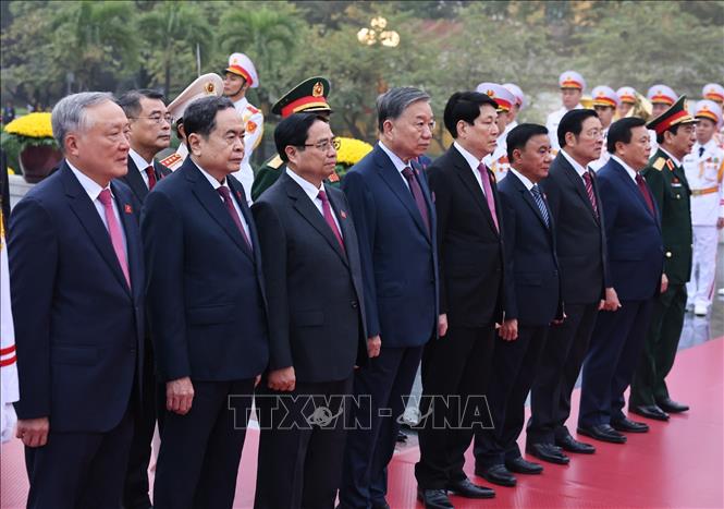 Đoàn đại biểu lãnh đạo Đảng, Nhà nước do Tổng Bí thư Tô Lâm dẫn đầu đến đặt vòng hoa tại Đài tưởng niệm các Anh hùng liệt sĩ trên đường Bắc Sơn (Ba Đình, Hà Nội). Ảnh: TTXVN
