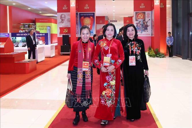 Các đại biểu đến dự phiên họp trù bị Đại hội XIV của Đảng. Ảnh: TTXVN