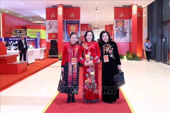 Các đại biểu đến dự phiên họp trù bị Đại hội XIV của Đảng. Ảnh: TTXVN