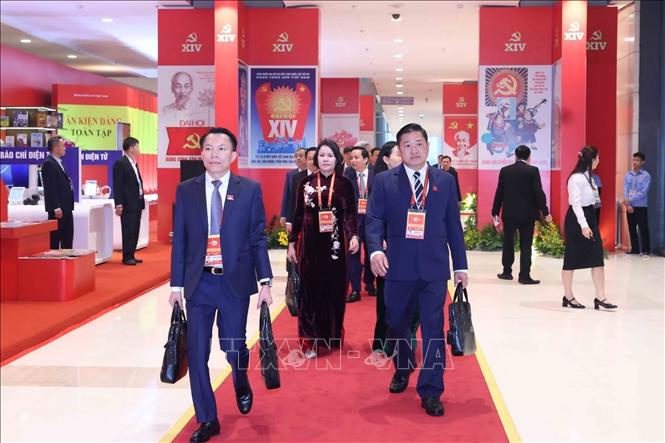 Các đại biểu đến dự phiên họp trù bị Đại hội XIV của Đảng. Ảnh: TTXVN