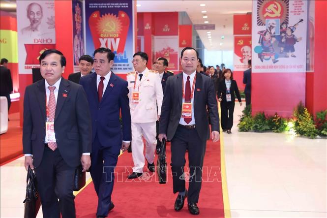 Các đại biểu đến dự phiên họp trù bị Đại hội XIV của Đảng. Ảnh: TTXVN