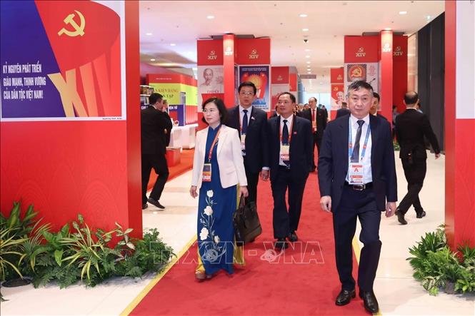 Các đại biểu đến dự phiên họp trù bị Đại hội XIV của Đảng. Ảnh: TTXVN