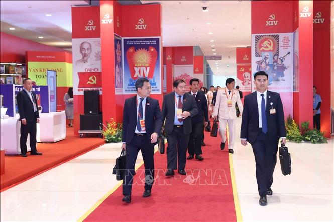 Các đại biểu đến dự phiên họp trù bị Đại hội XIV của Đảng. Ảnh: TTXVN