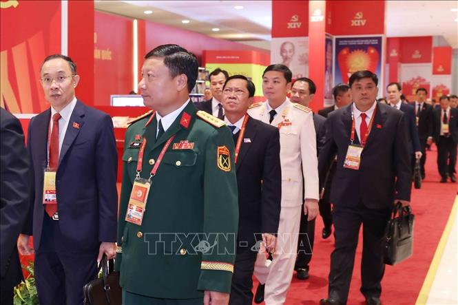 Các đại biểu đến dự phiên họp trù bị Đại hội XIV của Đảng. Ảnh: TTXVN