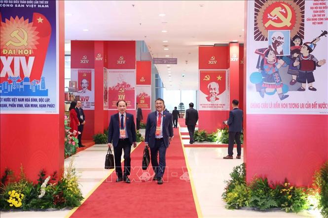 Các đại biểu đến dự phiên họp trù bị Đại hội XIV của Đảng. Ảnh: TTXVN