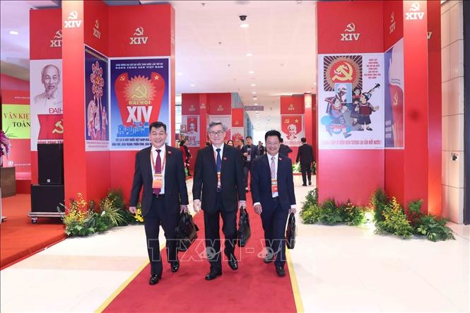 Các đại biểu đến dự phiên họp trù bị Đại hội XIV của Đảng. Ảnh: TTXVN