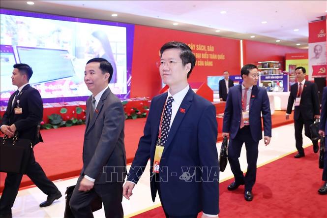 Các đại biểu đến dự phiên họp trù bị Đại hội XIV của Đảng. Ảnh: TTXVN