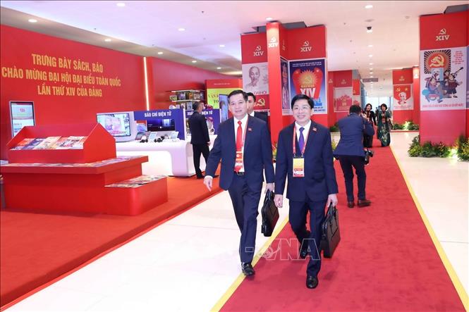 Các đại biểu đến dự phiên họp trù bị Đại hội XIV của Đảng. Ảnh: TTXVN