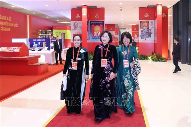 Các đại biểu đến dự phiên họp trù bị Đại hội XIV của Đảng. Ảnh: TTXVN