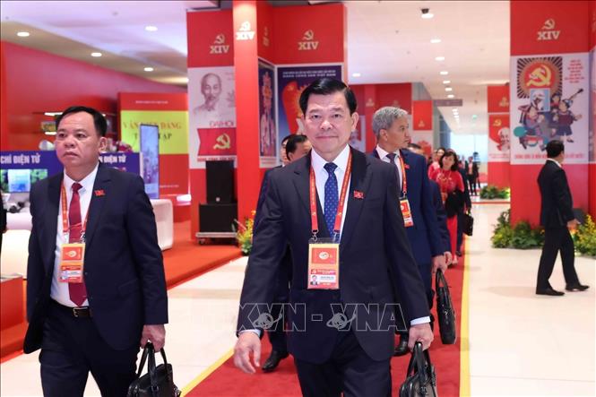 Các đại biểu đến dự phiên họp trù bị Đại hội XIV của Đảng. Ảnh: TTXVN