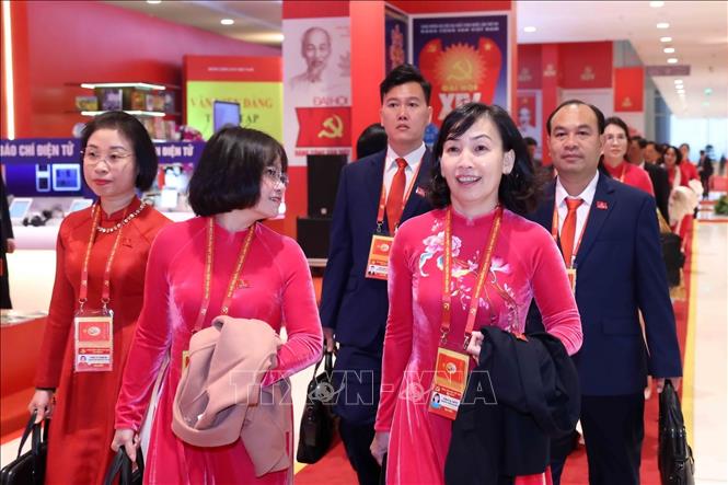 Các đại biểu đến dự phiên họp trù bị Đại hội XIV của Đảng. Ảnh: TTXVN